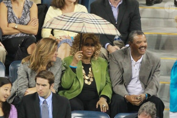 Aretha Franklin a assisté à la victoire de Roger Federer sur Jo-Wilfried Tsonga sous la pluie le 8 septembre 2011 lors de l'US Open 2011