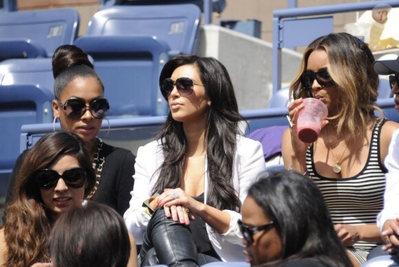 Kim Kardashian a assisté à la victoire de sa compatriote Serena Williams le 8 septembre 2011 lors du quart de finale de l'US Open 2011 en compagnie de la chanteuse Ciara