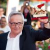 Marco Bellocchio pose avec son Lion d'Or consacrant l'ensemble de sa carrière, vendredi 9 septembre 2011, à Venise, dans le cadre de la 68e Mostra.
