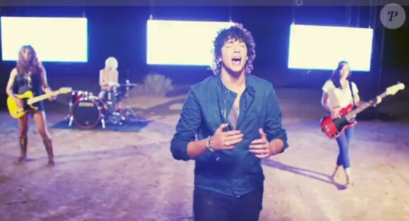 Julian Perretta reprend If I ever feel better de Phoenix sur l'album Stitch me up