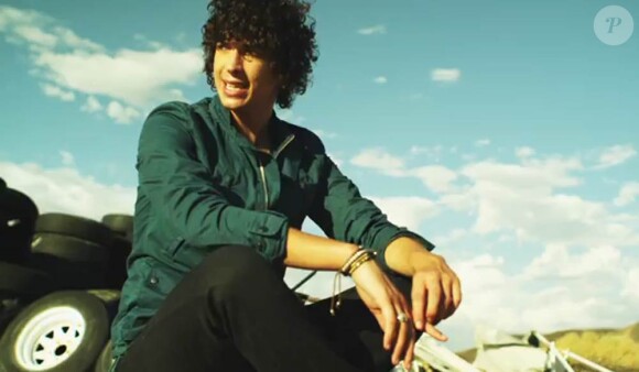 Julian Perretta reprend If I ever feel better de Phoenix sur l'album Stitch me up