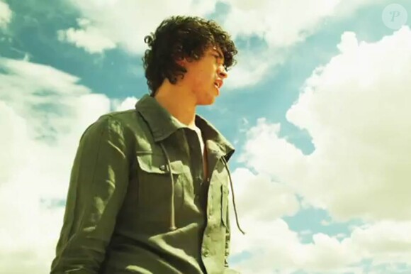 Julian Perretta reprend If I ever feel better de Phoenix sur l'album Stitch me up