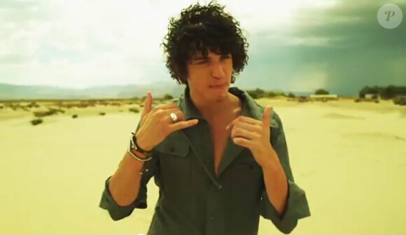 Julian Perretta reprend If I ever feel better de Phoenix sur l'album Stitch me up