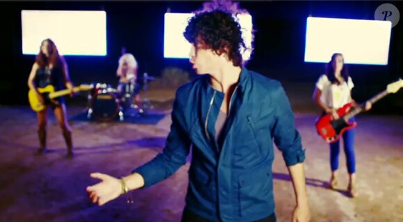 Julian Perretta reprend If I ever feel better de Phoenix sur l'album Stitch me up