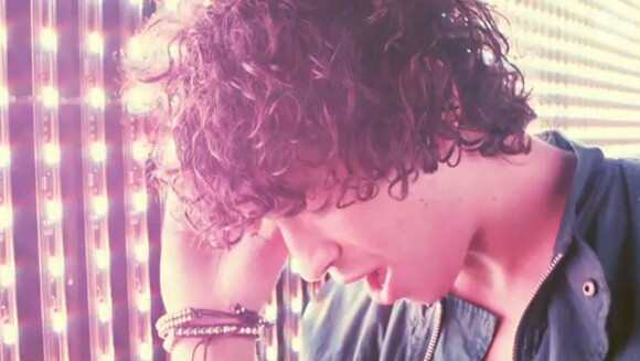 Julian Perretta reprend If I ever feel better de Phoenix sur l'album Stitch me up