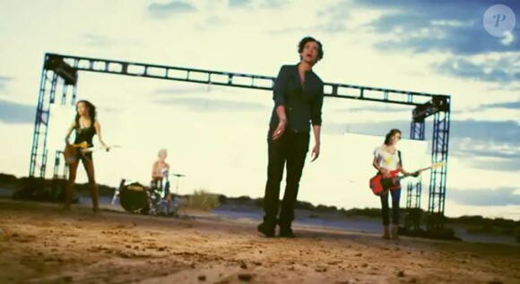 Julian Perretta reprend If I ever feel better de Phoenix sur l'album Stitch me up