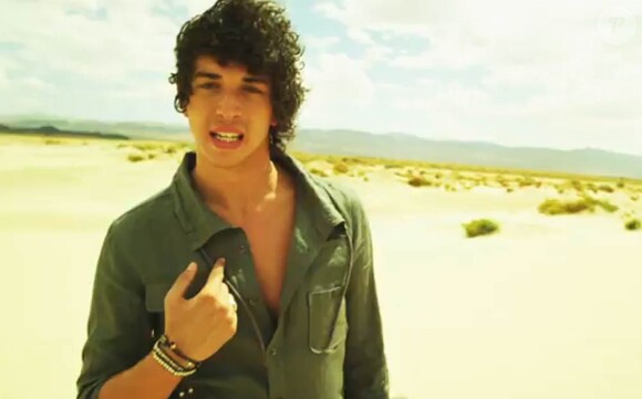Julian Perretta reprend If I ever feel better de Phoenix sur l'album Stitch me up
