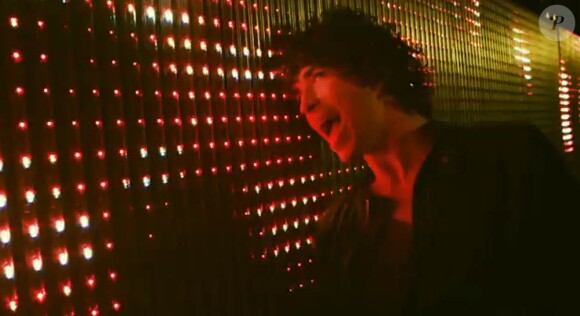 Julian Perretta reprend If I ever feel better de Phoenix sur l'album Stitch me up