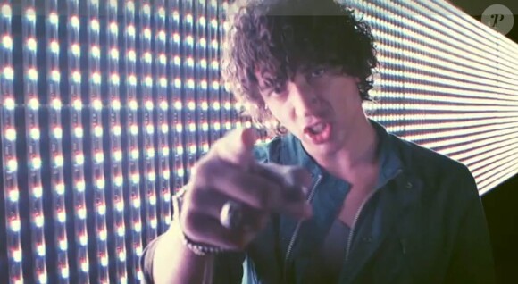 Julian Perretta reprend If I ever feel better de Phoenix sur l'album Stitch me up