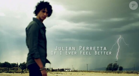 Julian Perretta reprend If I ever feel better de Phoenix sur l'album Stitch me up