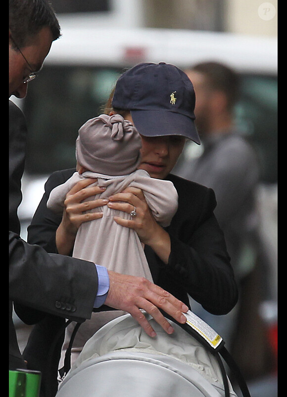 L'actrice Natalie Portman avec son fils Aleph. 8 septembre 2011