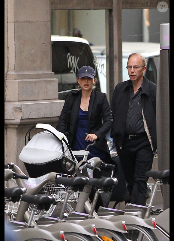 L'actrice Natalie Portman à Paris avec Aleph, son fils âgé de 3 mois. 8 septembre 2011
