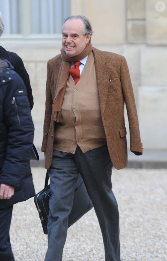 Frédéric Mitterrand le bras en écharpe après une chute de scooter, à Paris, le 5 janvier 2010.