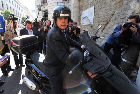 Frédéric Mitterrand sur son scooter, à Paris, le 24 juin 2009.
