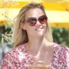 L'actrice Reese Witherspoon profitait du soleil californien le 24 août dernier, sourire aux lèvres et arborant un charmant look d'été. A Los Angeles.