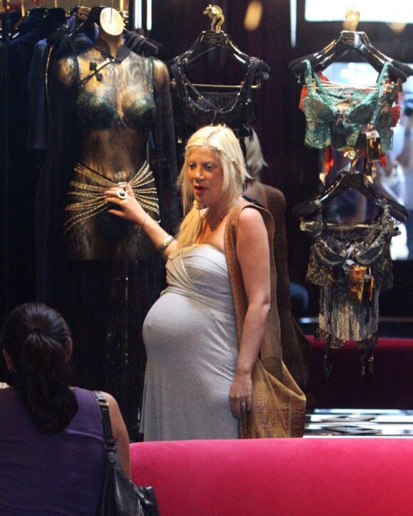 Tori Spelling se rend dans une boutique Agent Provocateur, à Los Angeles, pour acheter de la lingerie, lundi 12 septembre 2011.