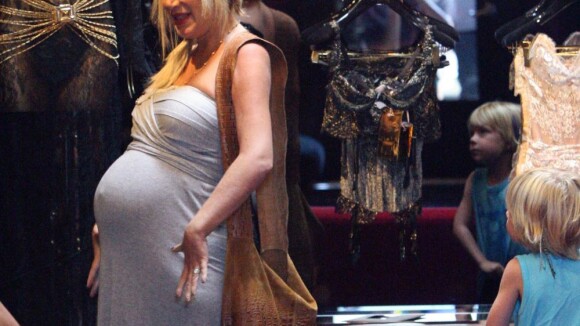 Tori Spelling, même enceinte jusqu'au cou, ne se prive pas de lingerie sexy...
