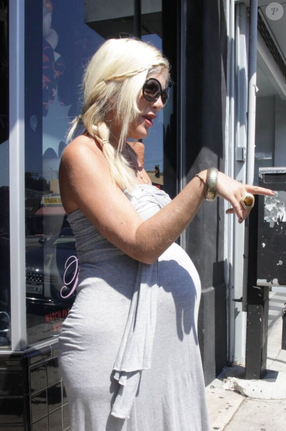 Tori Spelling se rend dans une boutique Agent Provocateur, à Los Angeles, pour acheter de la lingerie, lundi 12 septembre 2011.