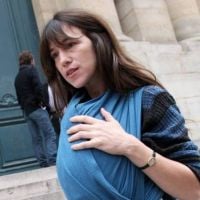 Charlotte Gainsbourg, son bébé contre son coeur, rend hommage à Tony Krantz