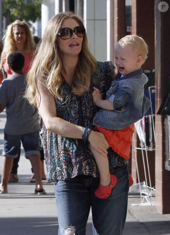 Rebecca Gayheart, enceinte, et son mari Eric Dane ont emmené leur fille Billie dans un magasin de jouets. Los Angeles, 11 septembre 2011