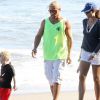 Minnie Driver et Matt Felker profitent d'un moment avec Henry, fils de Minnie, ainsi que le chien à Malibu le 18 septembre 2011