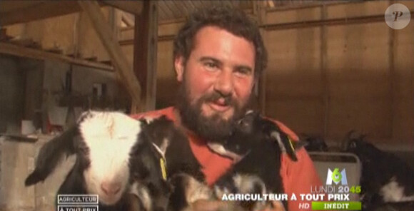 Ce soir, lundi 19 septembre 2011, retrouvez un documentaire inédit Agriculteurs à tout prix, sur M6 à 20h45. Ici un agriculteur avec ses bêtes.