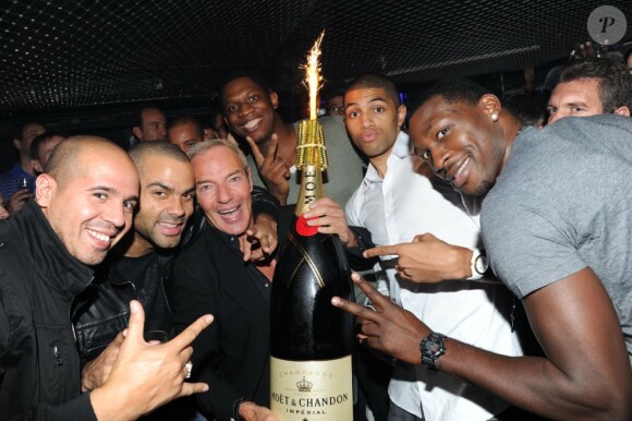 DJ Cut Killer, Tony Parker, Tony Gomez, Kévin Seraphin, Nicolas Batum et Lorent Pietrus au Queen à Paris le 19 septembre 2011