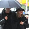 Même s'il est protecteur, Justin Theroux pourrait couvrir Jennifer Aniston avec son parapluie ! New York le 20 septembre 2011