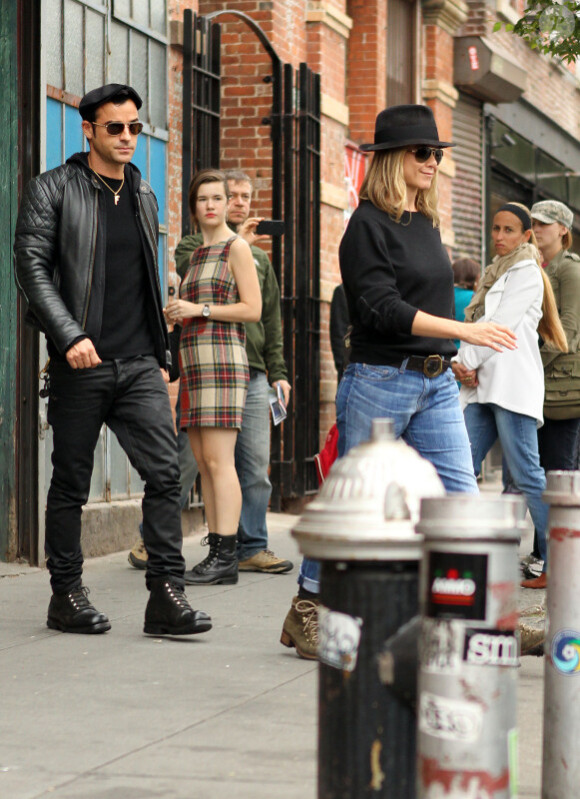Jennifer Aniston et son petit ami Justin Theroux font des courses en amoureux dans le quartier de West Village à New York, le 20 septembre 2011