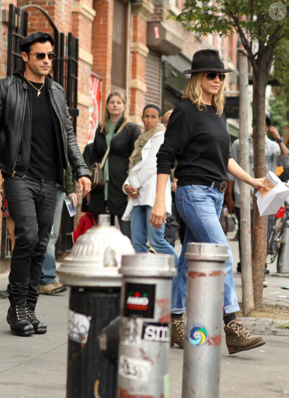 Jennifer Aniston et son petit ami Justin Theroux font des courses en amoureux à New York, le 20 septembre 2011