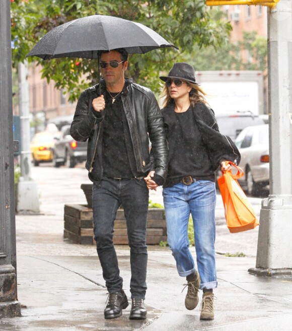Jennifer Aniston et son chéri, amoureux sous un parapluie !