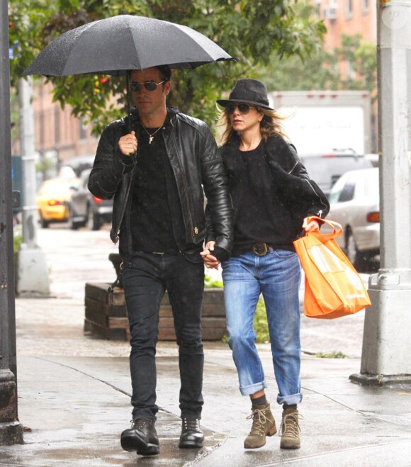 Jennifer Aniston et son chéri, amoureux sous un parapluie !