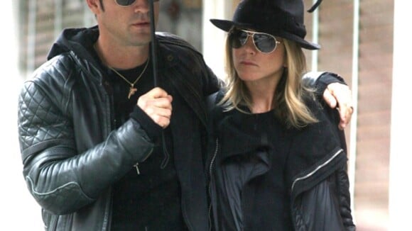 Jennifer Aniston, amoureuse, un petit coin de parapluie avec son Justin Theroux