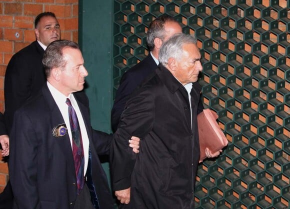 Dominique Strauss-Kahn menottée au lendemain de son arrestation, à New York, le 15 mai 2011.