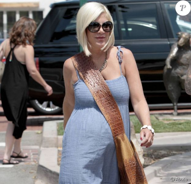 Tori Spelling, enceinte, organise une baby shower très chic avec Denise(01)