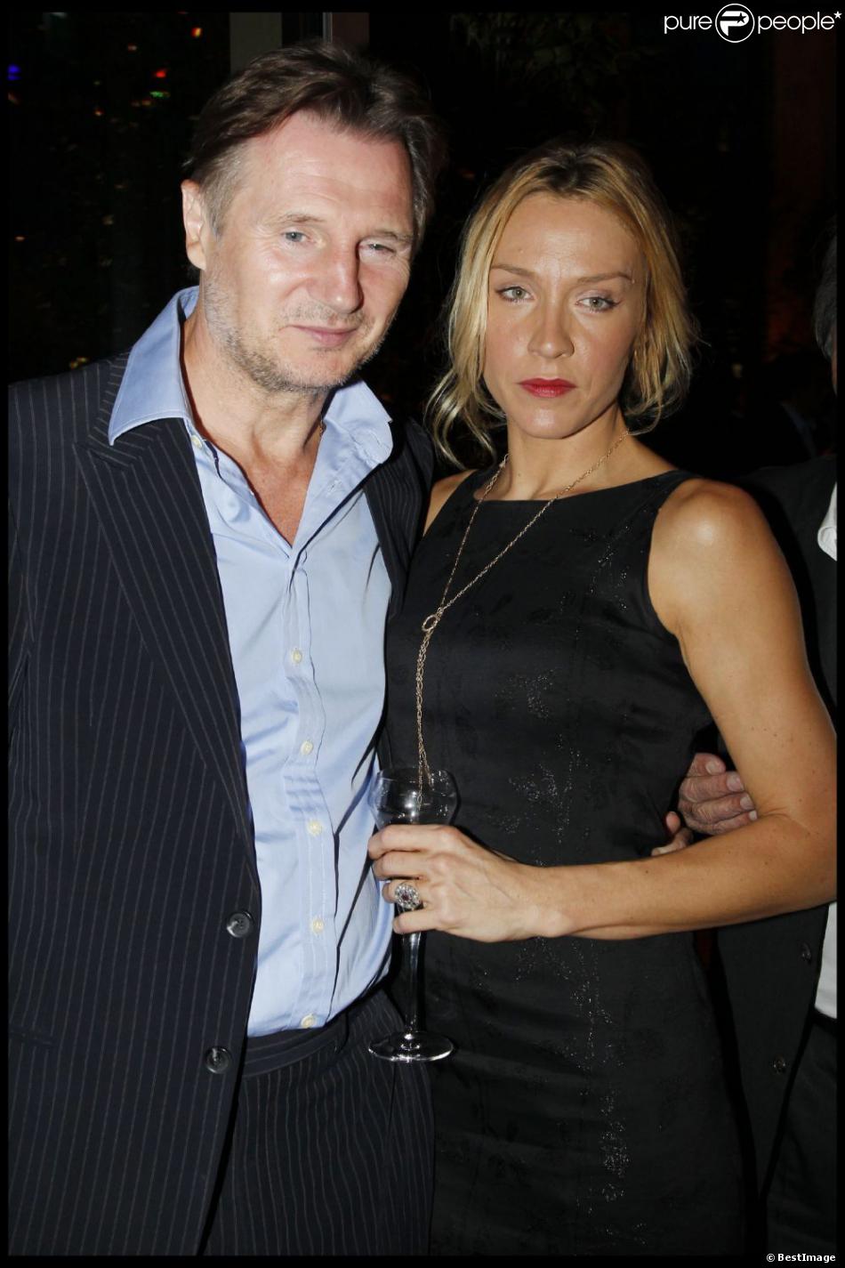 Liam Neeson heureux au bras de sa compagne Freya à Paris. 