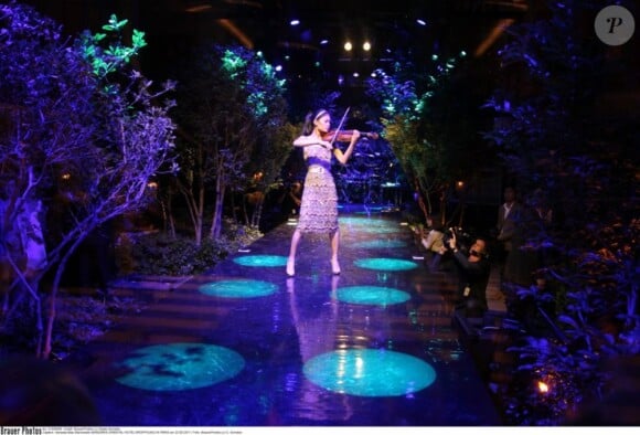 Vanessa Mae joue lors de l'inauguration du Mandarin Oriental Paris. 22 septembre 2011