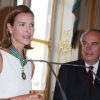 Carole Bouquet a été décorée de la médaille de Commandeur de l'ordre des Arts et des Lettres le 23 septembre 2011 à Paris par le ministre de la Culture Frederic Mitterrand