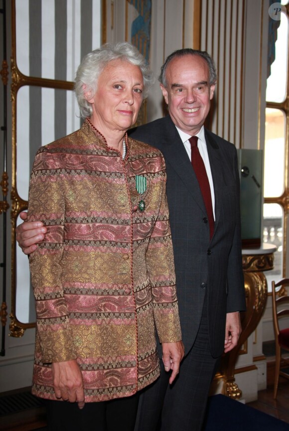 Anne-Claude Leflaive a été décorée de la médaille de Chevalier de l'ordre des Arts et des Lettres le 23 septembre 2011 à Paris par le ministre de la Culture Frédéric Mitterrand