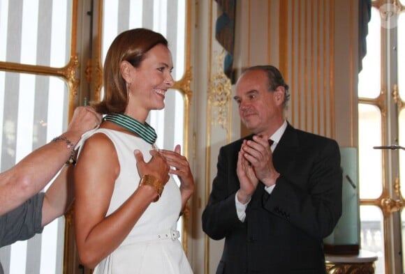 Carole Bouquet a été décorée de la médaille de Commandeur de l'ordre des Arts et des Lettres le 23 septembre 2011 à Paris par le ministre de la Culture Frederic Mitterrand