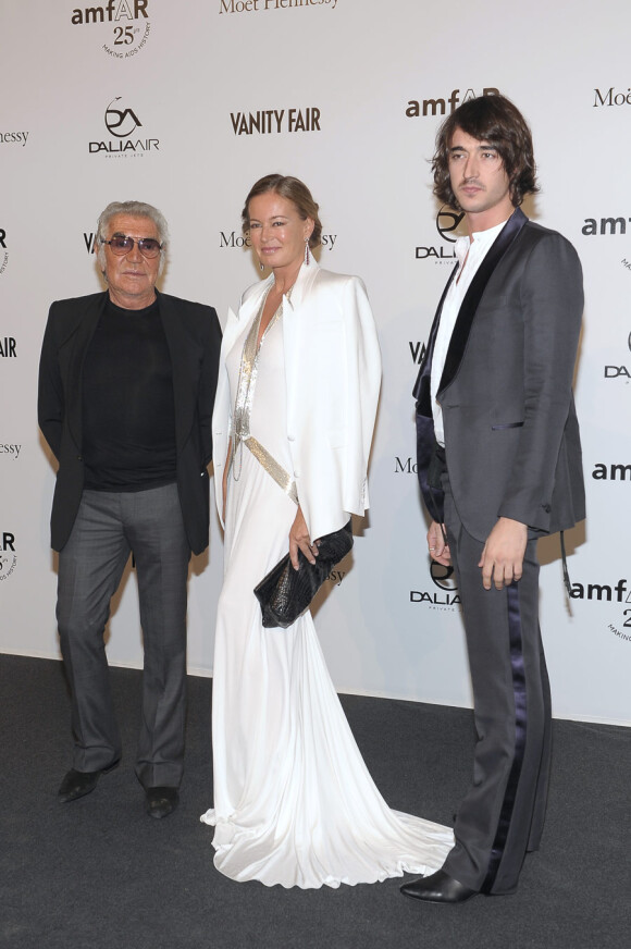 Roberto et Eva Cavalli avec leur fils Daniele lors de la soirée de l'amfAR organisée à La Permanente à Milan, lors de  la Fashion Week. Le 23 septembre 2011