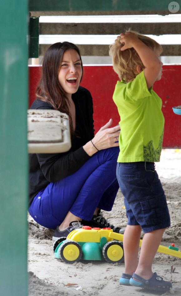 Liv Tyler a emmené son fils Milo au bac à sable à New York le 24 septembre 2011