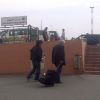 Dominique Strauss-Kahn et Anne Sinclair arrivent à Marrakech, le 22 septembre 2011. Deux touristes lambda qui tirent leurs valises sur un parking désert...