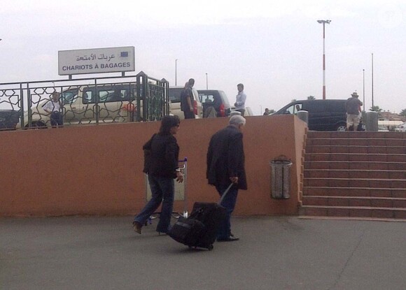 Dominique Strauss-Kahn et Anne Sinclair arrivent à Marrakech, le 22 septembre 2011. Deux touristes lambda qui tirent leurs valises sur un parking désert...