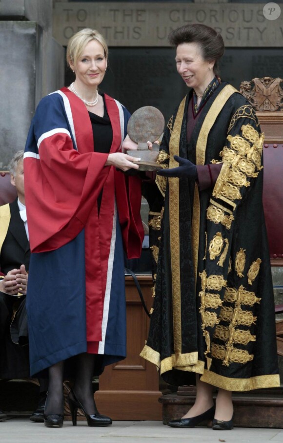 J.K. Rowling était l'invitée d'honneur de l'Université d'Edimbourg et de sa nouvelle présidente, la princesse Anne, le 26 septembre 2011, pour y recevoir le Prix de la Bienfaisance de l'établissement pour son nouveau don de 10 millions de livres. Une somme offerte pour la création d'une nouvelle clinique de traitement de la sclérose en plaques, maladie qui fut fatale à sa mère, décédée à 45 ans en 1990.