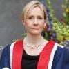 J.K. Rowling a reçu à l'Université d'Edimbourg le Prix de la Bienfaisance de l'établissement pour son nouveau don de 10 millions de livres. Une somme offerte pour la création d'une nouvelle clinique de traitement de la sclérose en plaques, maladie qui fut fatale à sa mère, décédée à 45 ans en 1990.