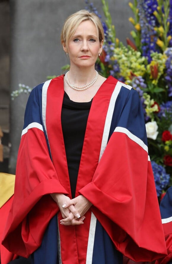 J.K. Rowling a reçu à l'Université d'Edimbourg le Prix de la Bienfaisance de l'établissement pour son nouveau don de 10 millions de livres. Une somme offerte pour la création d'une nouvelle clinique de traitement de la sclérose en plaques, maladie qui fut fatale à sa mère, décédée à 45 ans en 1990.