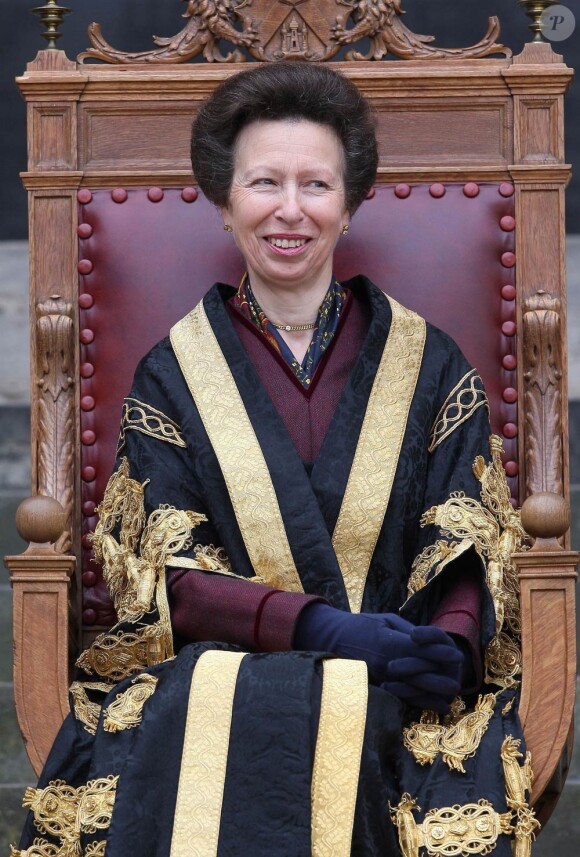 Première mission officielle pour la princesse Anne en tant que présidente de l'université d'Edimbourg.
J.K. Rowling était l'invitée d'honneur de l'Université d'Edimbourg et de sa nouvelle présidente, la princesse Anne, le 26 septembre 2011, pour y recevoir le Prix de la Bienfaisance de l'établissement pour son nouveau don de 10 millions de livres. Une somme offerte pour la création d'une nouvelle clinique de traitement de la sclérose en plaques, maladie qui fut fatale à sa mère, décédée à 45 ans en 1990.