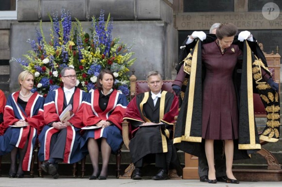 J.K. Rowling était l'invitée d'honneur de l'Université d'Edimbourg et de sa nouvelle présidente, la princesse Anne, le 26 septembre 2011, pour y recevoir le Prix de la Bienfaisance de l'établissement pour son nouveau don de 10 millions de livres. Une somme offerte pour la création d'une nouvelle clinique de traitement de la sclérose en plaques, maladie qui fut fatale à sa mère, décédée à 45 ans en 1990.