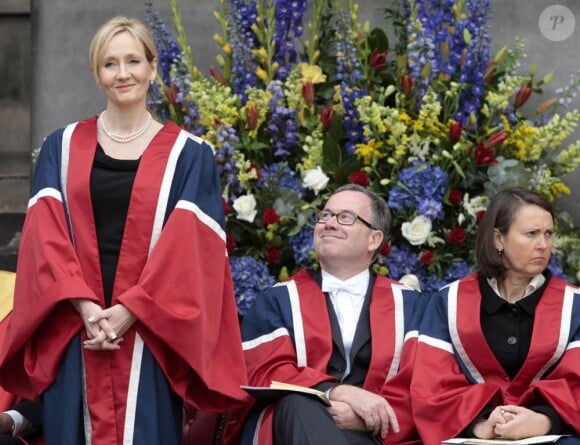 J.K. Rowling était l'invitée d'honneur de l'Université d'Edimbourg, le 26 septembre 2011, pour y recevoir le Prix de la Bienfaisance de l'établissement pour son nouveau don de 10 millions de livres. Une somme offerte pour la création d'une nouvelle clinique de traitement de la sclérose en plaques, maladie qui fut fatale à sa mère, décédée à 45 ans en 1990.
